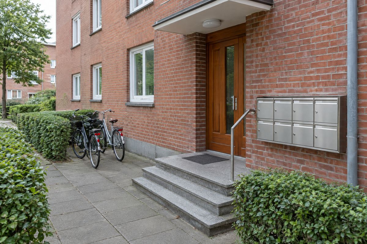 Frisch gereinigte Eingangsstufen eines Hamburger Mehrfamilienhauses